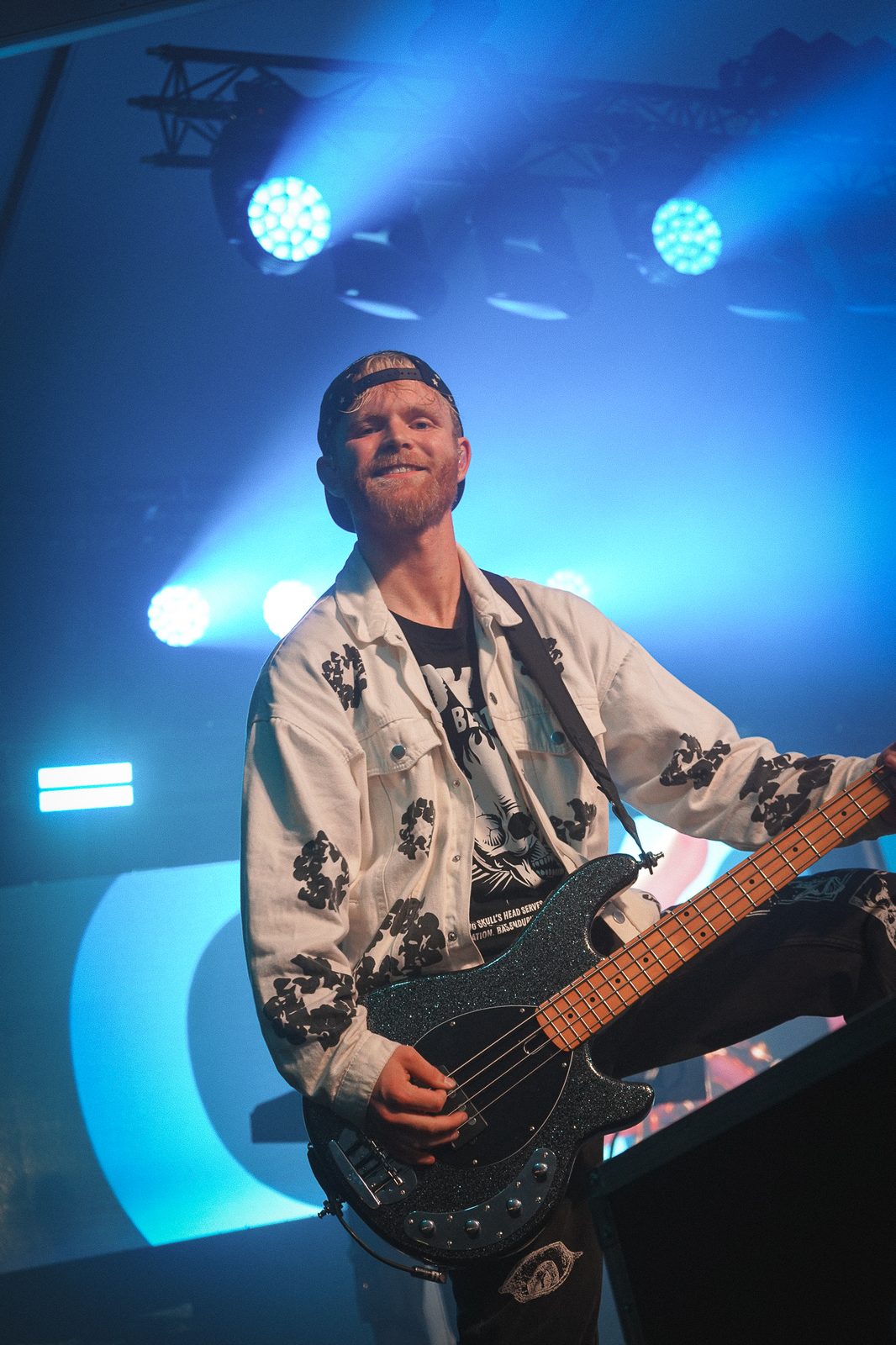 Bassist van Royal Beat in blauw licht