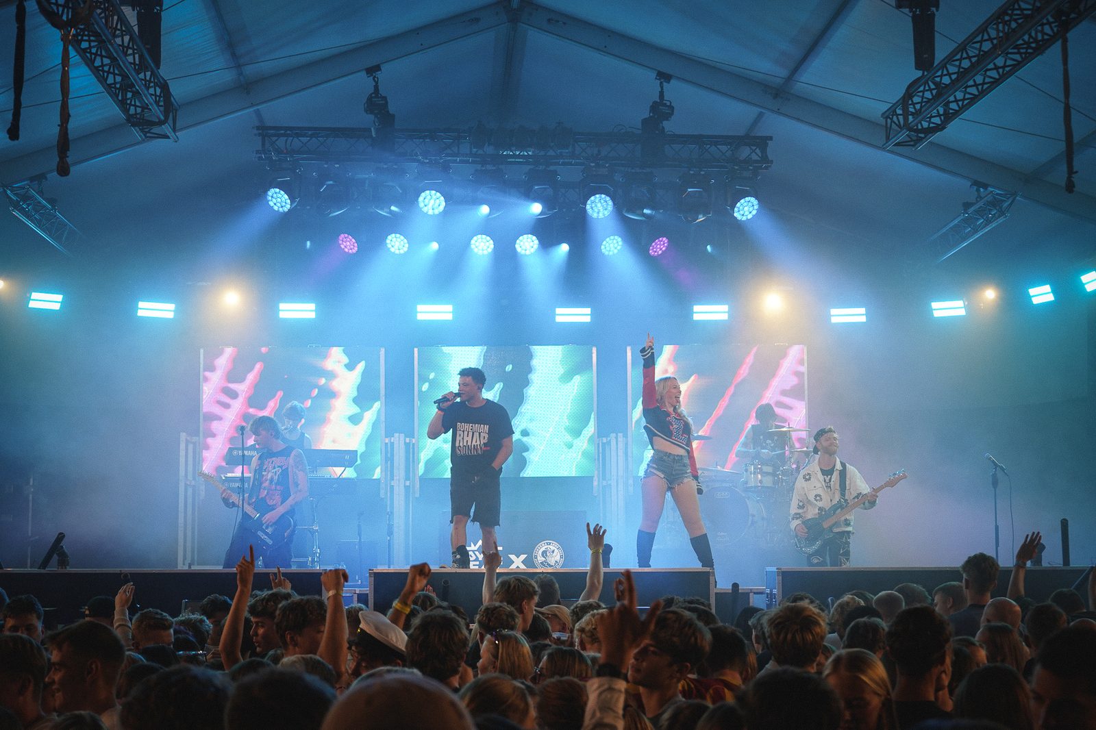 Podium met lichtshow op een festival