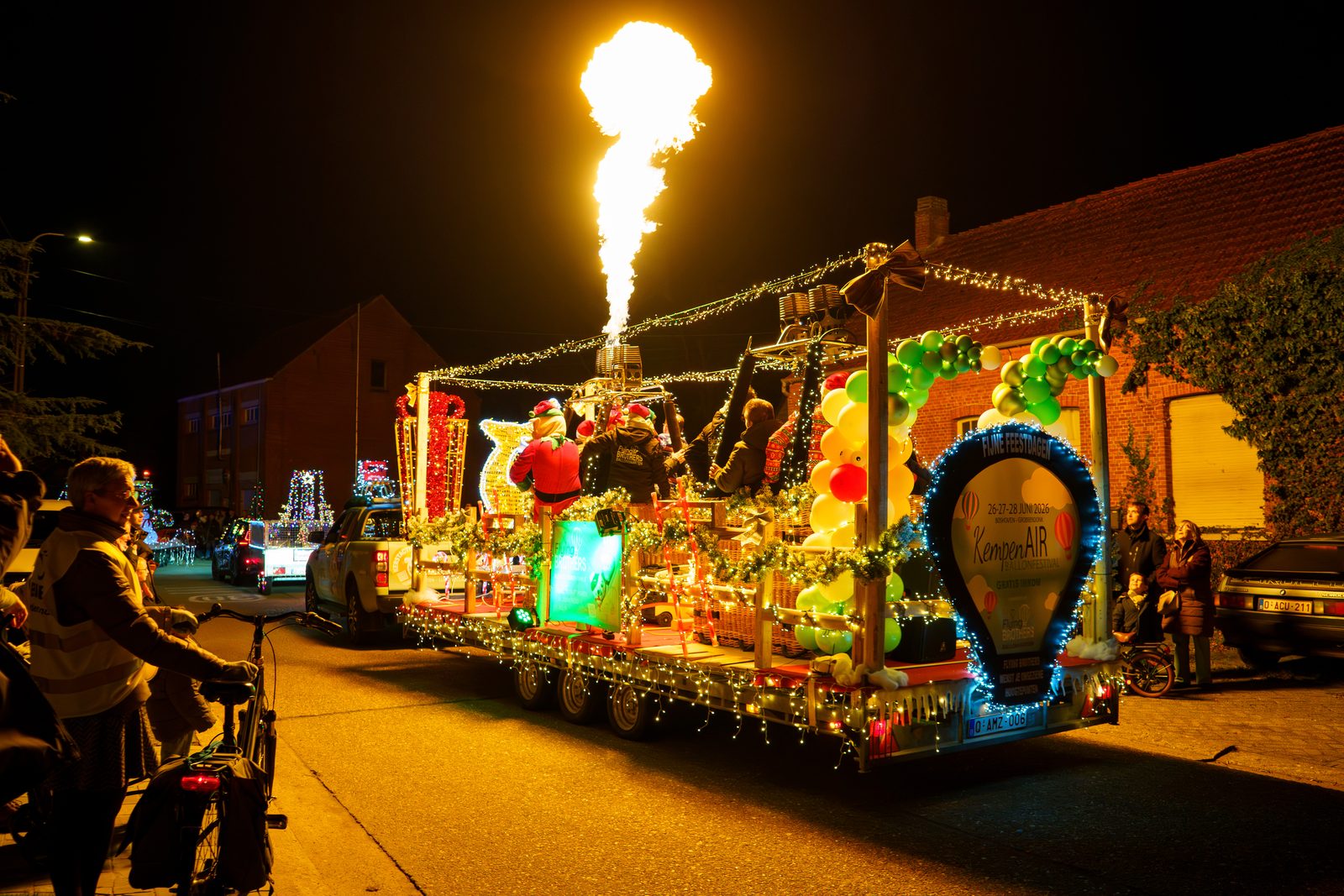 Verlichte wagen met vuurfontein — Tractorrun Lille