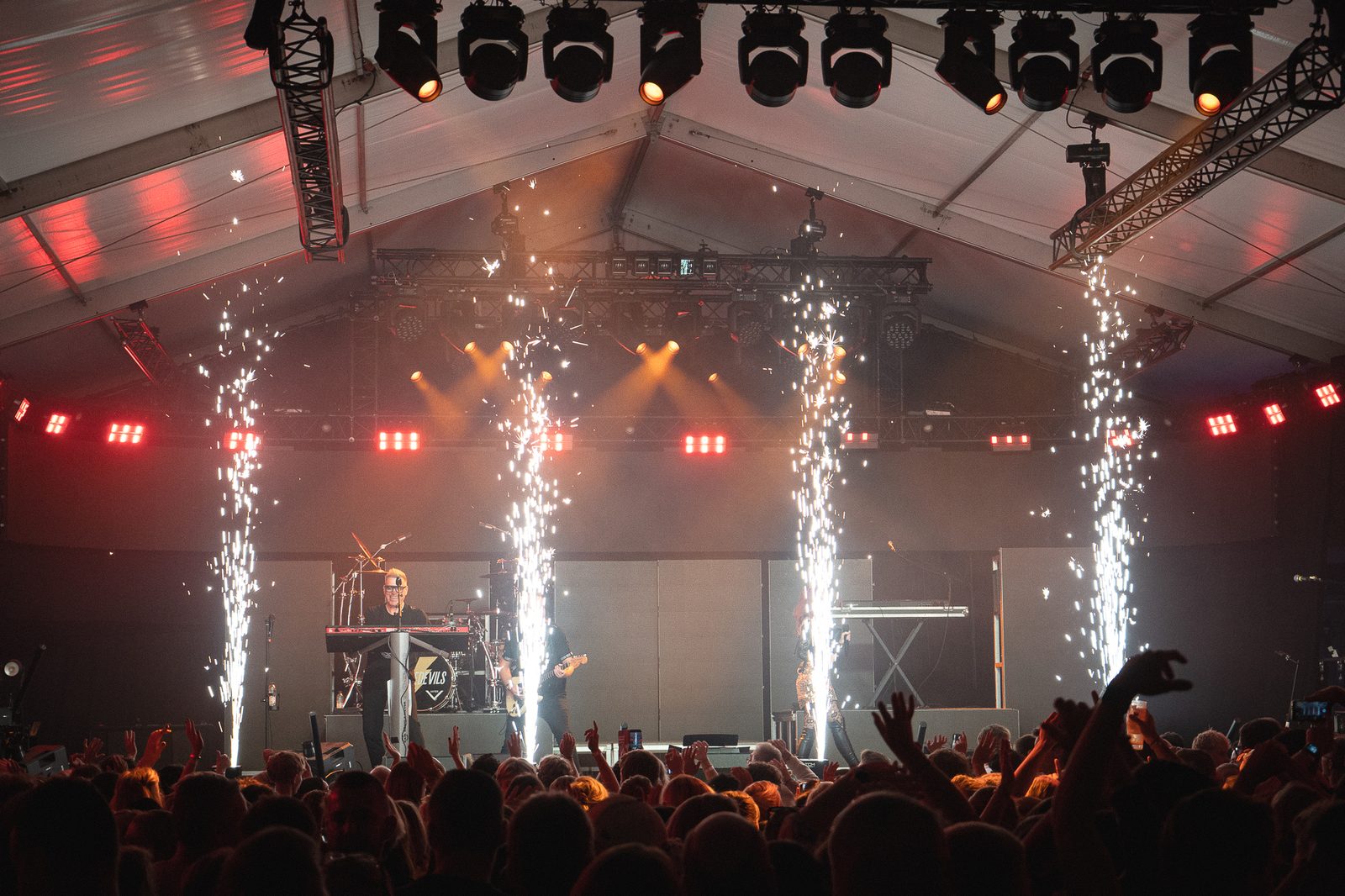 Pyro en vuurwerk op het podium bij 2 Fabiola