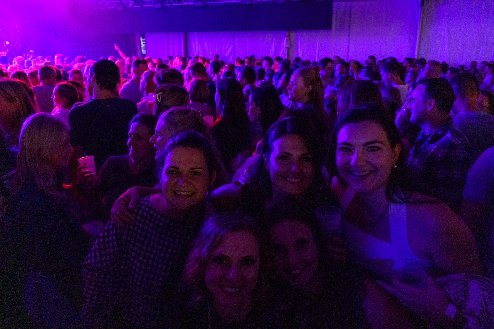 Uitzinnige crowd in paars licht
