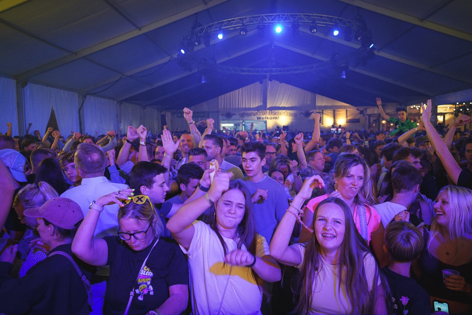 Volle tent met handen omhoog bij Pat B