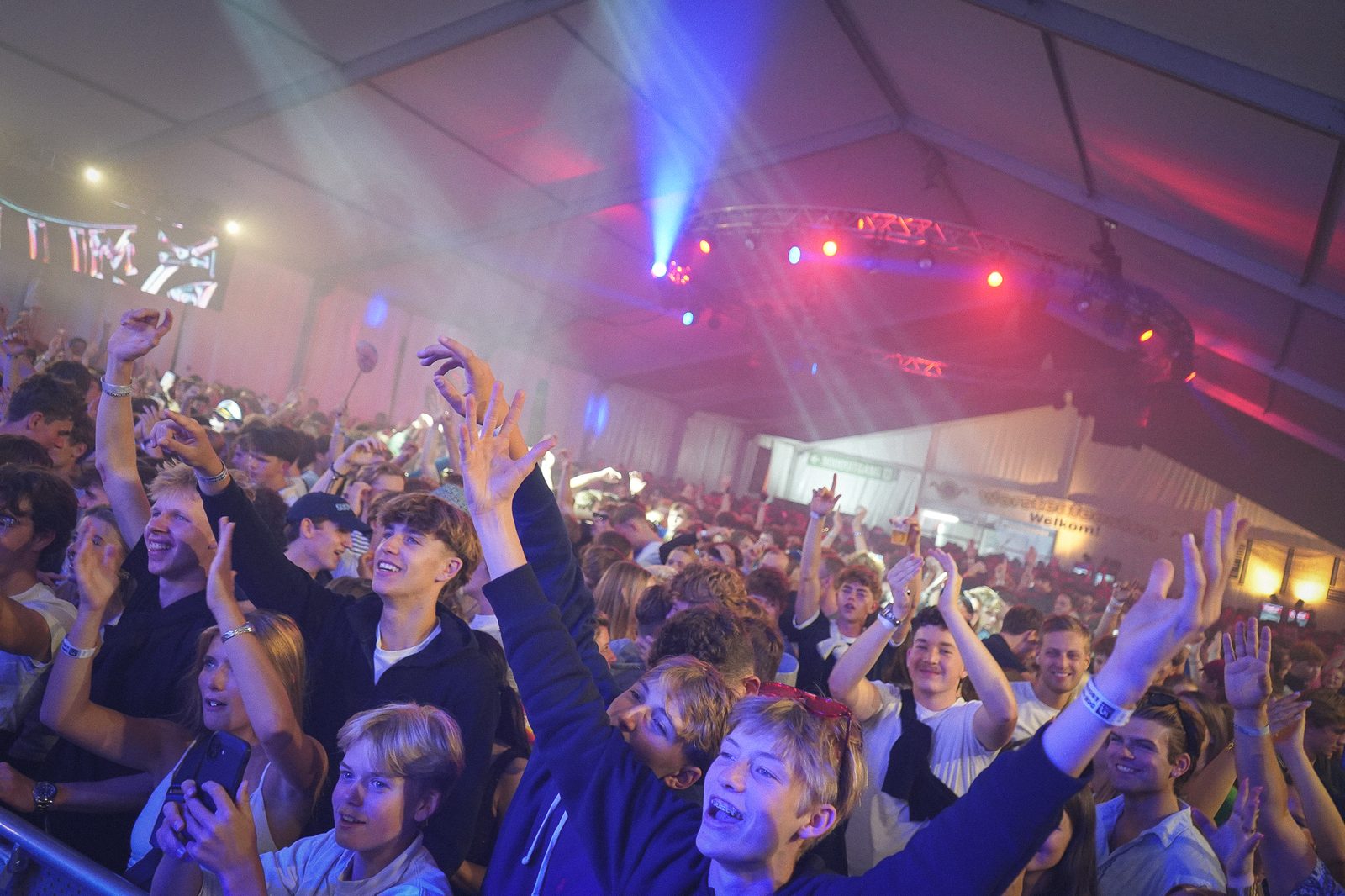 Feestende crowd bij Mark With A K