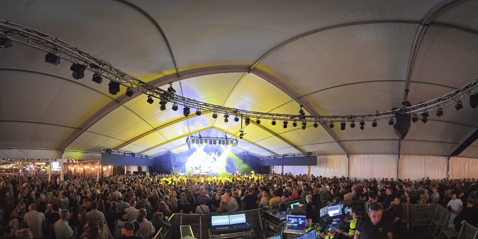 Overzicht van de festivaltent