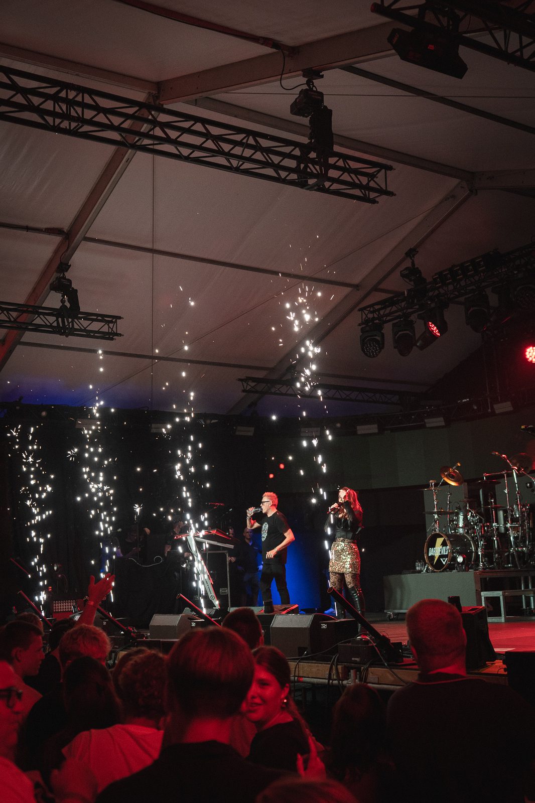 Vonken en podiumlicht tijdens een festival