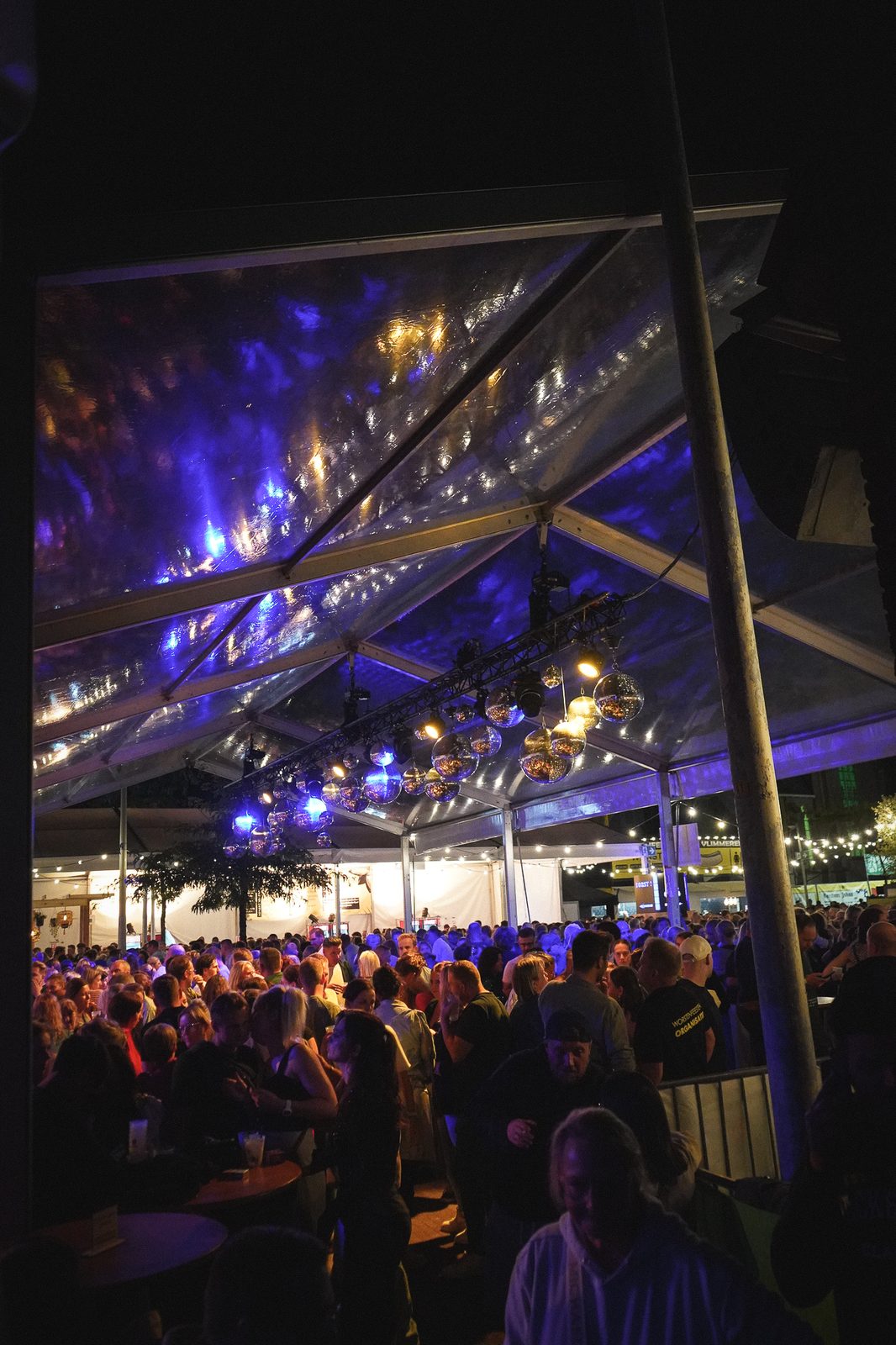 Festivalsfeer in de tent bij avond